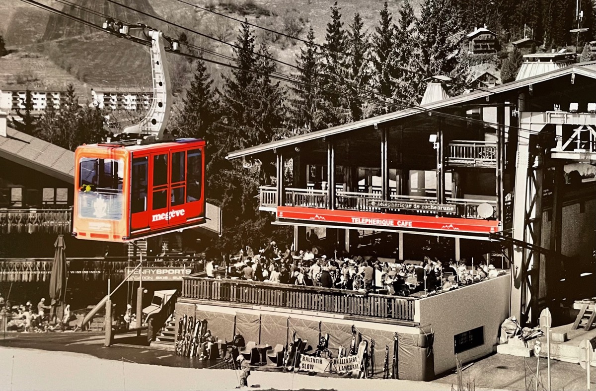Le Telepherique Cafe à Megève, sous la cabine rouge de Rochebrune